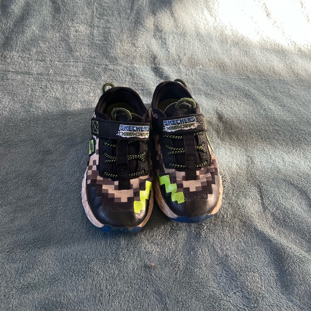 Used boys Skechers Minecraft Tennis shoes size 1.5
